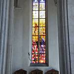 Kolín - chrám sv. Bartoloměje, okno a vitráž v severní stěně trojlodí (2015)