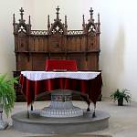 Velim - evangelický kostel, stůl Večeře Páně v presbytáři (2017)