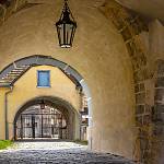 Kolín - zámek, průjezd brány v Žerotínském paláci a východním křídle zámku (2023)