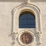 Třebovle - kostel sv. Bartoloměje, štuková výzdoba v západním průčelí a znak Kouřimi (2019)
