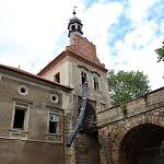 Škvorec - starý zámek, brána a most z hradního příkopu  (2009)