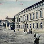 Stříbrná Skalice - škola, kolorovaná pohlednice (cca 1910)