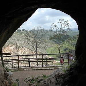 Kana (Kána Galilejská), pohled z jeskyně na cestu, vedoucí do Nazaretu