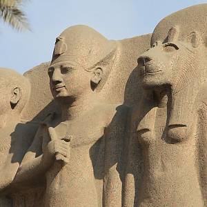 Stéla s bohyní Sachmet (vpravo) v zahradě Egyptského muzea