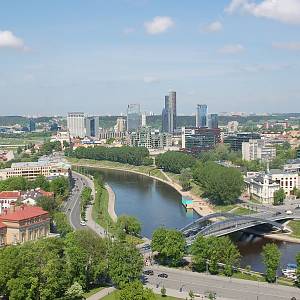 Pohled na moderní část Vilniusu za řekou Neris