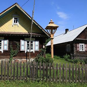 Domy ve vesnici Bielkšias