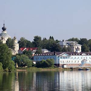 Myškin - pohled na město přes řeku Volhu