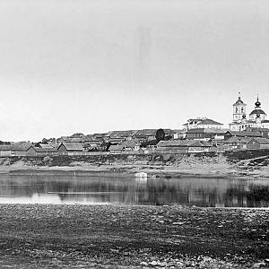 Myškin - město na přelomu 19. a 20. století, chrám sv. Mikuláše (vlevo) ještě se zvonicí