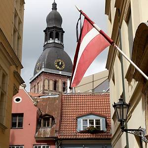 Riga - lotyšská vlajka 17. 6. s černou stuhou - na paměť Sovětské okupace země