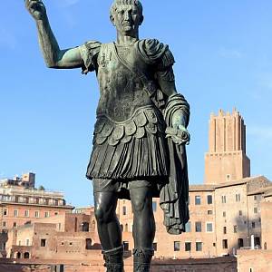 Řím, socha císaře Trajána