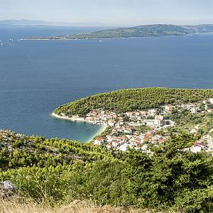 Drvenik - Dolní zátoka, v pozadá ostrov Hvar