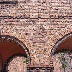 Katovice - Nykiszowiec, hornický znak na cihlové stěně