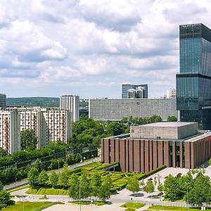 Pohled na zónu kultury z těžní věže, v popředí budova Symfonického orchestru Polského rozhlasu a v pozadí mrakodrapy .KTW