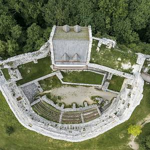 Topolčanský hrad - hradní jádro z ptačí perspektivy