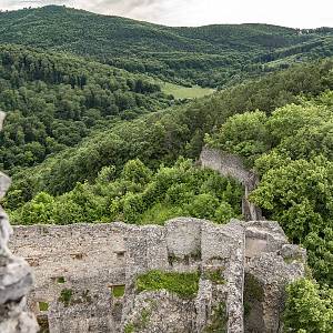 Topolčanský hrad - výhled z věže na hrad a okolní hory