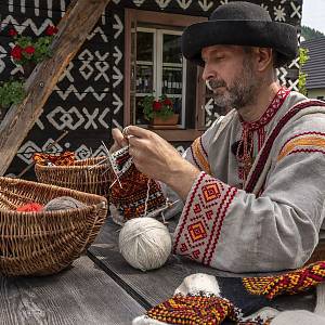 Čičmany - Juraj Kudjak plete ponožky