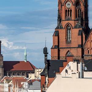 Lehnice, pohled ze střechy našeho hotelu na centrum města s věžemi katedrály sv. Petra a Pavla (vpředu) a kostela Panny Marie