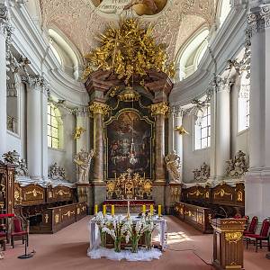 Lehnické Pole - bazilika Povýšení sv. Kříže a sv. Hedviky Slezské, pohled do presbytáře