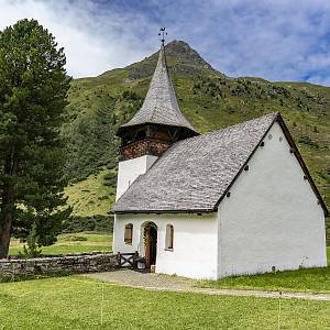 Kostelík ve vesničce Sertig Dörfli