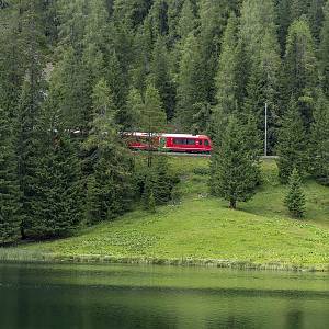 Černé jezero (Schwarzsee) a vlak Rhétských drah