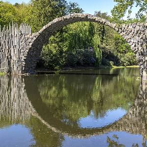 Kromlau, Rakotzsee (Račí jezírko), Rakotzbrücke neboli Ďábelský most