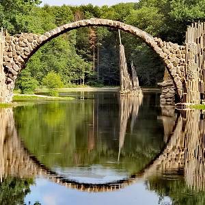 Kromlau, Rakotzsee (Račí jezírko), Rakotzbrücke neboli Ďábelský most