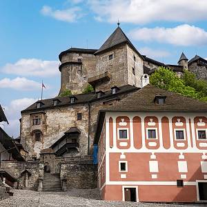 Hlavní nádvoří, vlevo Thurzovský palác, v popředí fara, uprostřed Korvínův palác, nad ním obytná věž (donžon) a citadela