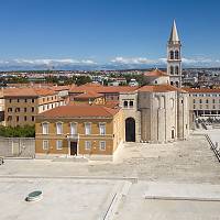 Zadar -  náměstí papeže Jana Pavla II. (Poljana pape Ivana Pavla II.) kterému mu neřekne jinak, než Fórum (Forum)