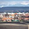Ovčáry - pohled na obec z Vinice, v pozadí zasněžené Krkonoše (2021)