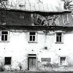 Kbel - zámek před zbořením, jižní průčelí (1983, foto P. Fiedeler)