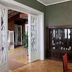 Libodřice - Bauerova vila, průhled přes velké kubistické dveře z obývacího pokoje do haly (2013)