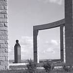 Ždánice - památník, původní podoba, oblouk (1936, SOkA Kolín)