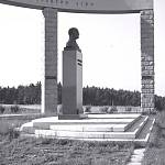 Ždánice - památník, původní podoba, busta Antonína Švehly (1936, SOkA Kolín)
