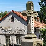 Dolní Chvatliny - dům čp. 17, pohled od kostela (2023)
